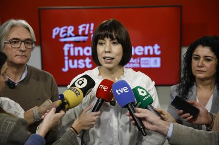 La secretaria general del PSPV, la ministra Diana Morant, realiza declaraciones tras reunirse con el secretario general de UGT-PV, Tino Calero (i), y la secretaria general de CCOO PV. Ana García.&nbsp;