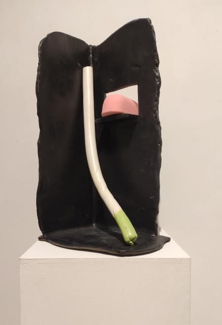 Bodegón con puerro y pastel de pantera cerámica esmaltada de Montse Rego