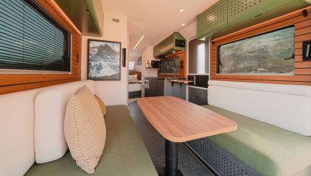 Así es la moderna caravana con terraza capaz de recargar tu coche eléctrico.