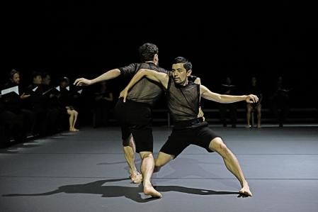 'I am afraid to forget your smile', para seis bailarines, fue creada para el Ballet de Hessen por los hermanos holandeses Imre y Marne van Opstal