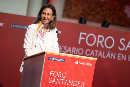La presidenta del Banco Santander, Ana Botín, durante el foro celebrado en Barcelona
