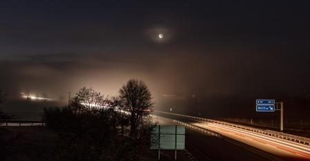 La luna con el tráfico de la C-17 en Vic.