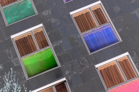 Ventanas de la ciudad de Girona retratadas invertidas al negativo.