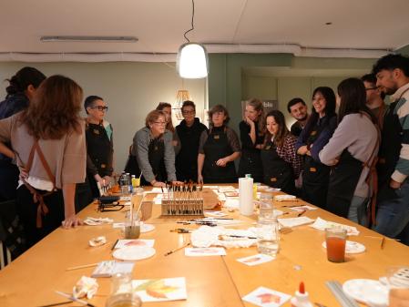 El trabajo con las manos y los materiales es el eje central de la propuesta de Fakia