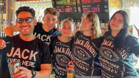 Manuel y sus compañeros de trabajo cuando inicialmente trabajaba en un hostal.