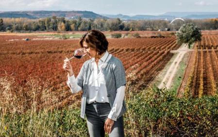 La enóloga de Rioja Vega, Esperanza Elías, catando junto a un viñedo&nbsp;