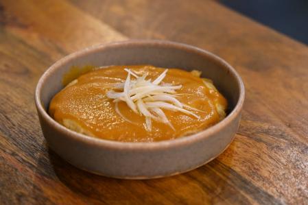 La tortilla a la madrileña, servida en salsa de escabeche, rescata una elaboración olvidada y la devuelve a la mesa con naturalidad.