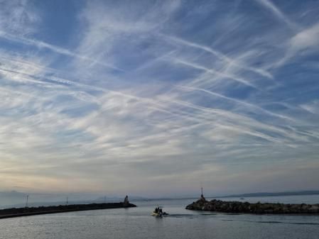 Nubes altas y estelas de condensación, en Roses.