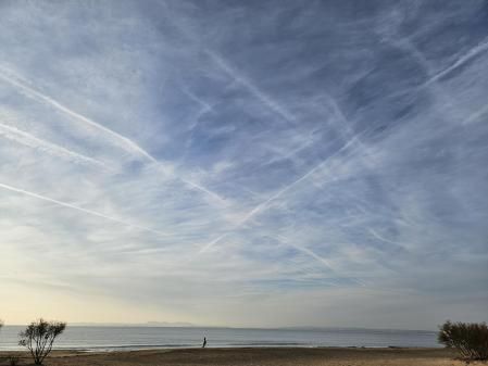 Cielo de nubes altas y estelas de condensación, en Roses.