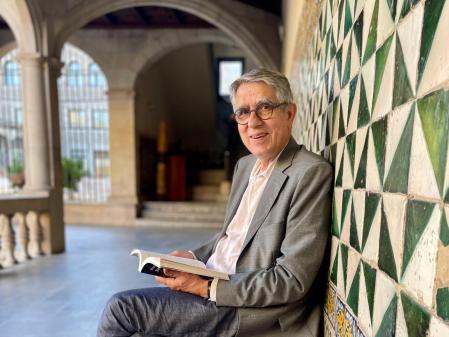 Gomis ha compaginado su carrera con la literatura .