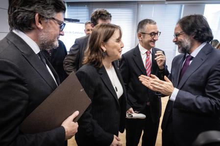 La consellera de Territori, Sílvia Paneque, y el presidente de Renfe, Álvaro Fernández Heredia, exhiben entendimiento tras la firma ante notario