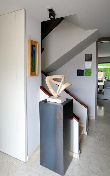 Junto a la escalera, escultura de Xavier Jansana