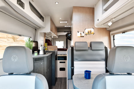 La cocina es muy funcional, con dos fuegos a gas, frigorífico de compresor de 84 litros, encimera y cajones con cierre Servo-Soft 