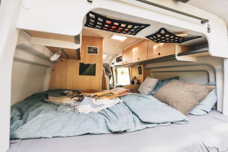 En la parte posterior se encuentra la cama doble 