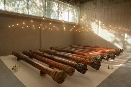 Unheard Voice/ Voces inauditas, de Somboon Homtienthong, a partir de columnas de un templo desacralizado del norte de Tailandia