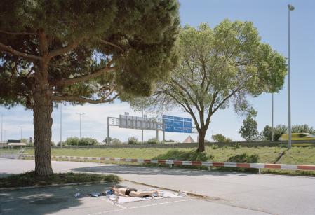 Una mujer toma el sol en 2021 en el aparcamiento 