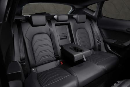 Las plazas traseras ofrecen una anchura correcta para que puedan viajar tres ocupantes. 