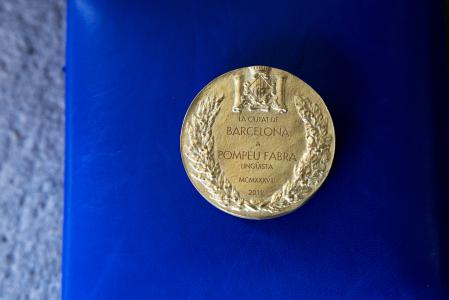 El trasero de la medalla a Pompeu Fabra, concedida en 1938 pero entregada en el 2019