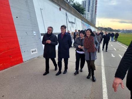 Salvador Illa, con David Hernández, director de Besart, la alcadesa de Santa Coloma, Mireia González y la exalcaldesa, Núria Parlón .