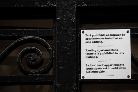 El cartel que colgaron los gestores de una finca de la ronda Sant Pere