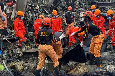Servicios de emergencias trabajando en una operación de búsqueda y rescate en el vertedero de Binaliw este Sábado, en Cebú (Filipinas) Oficina de Protección contra Incendios de Cebú&nbsp;