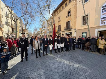 Los representantes municipales acompañando la bandera de los Tres Tombs y a miembros dela organización de la fiesta&nbsp;