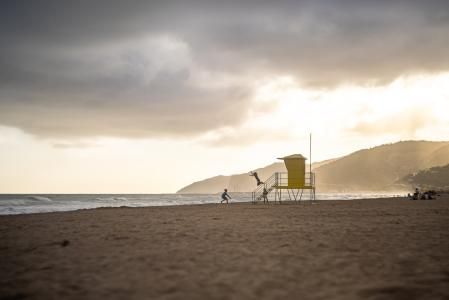 Un día nublado en la playa de Castelldefels.