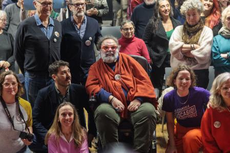 Bob Pop respondió ayer preguntas de los asistentes y al terminar el acto, foto de familia