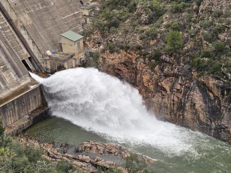 El pantano de Darnius-Boadella abre las compuertas de la presa.