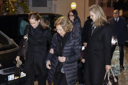La reina Sofía, junto a Irene Urdangarin y la infanta Elena; detrás Victoria de Marichalar, este domingo, en Atenas
