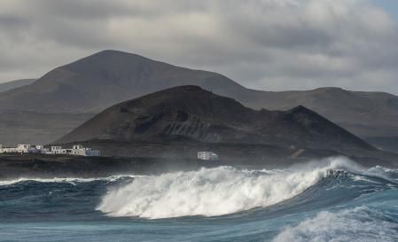 Temporal de olas en Caleta de Famara, pueblo del noroeste de Lanzarote este domingo. 