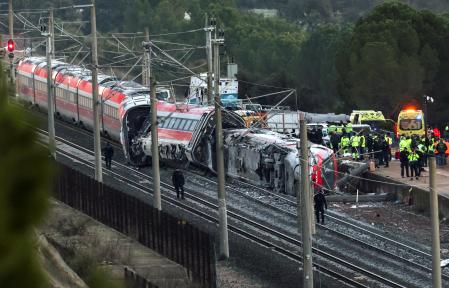 Miembros del equipo de rescate en uno de los trenes accidentados 