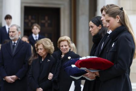 Irene Urdangarin, Constantino de Grecia y Victoria de Marichalar portan las condecoraciones de la princesa Irene, junto al Rey, la reina Sofía y la reina Ana María