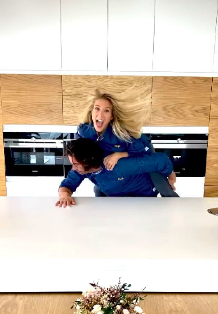 La cocina, con los electrodomésticos panelados.