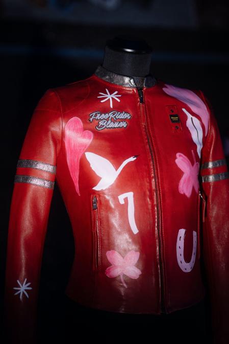 La instalación ha ido acompañada de una colección de cuatro chaquetas vintage de Enzo Fusco y reinterpretadas por la artista Chiara Perano