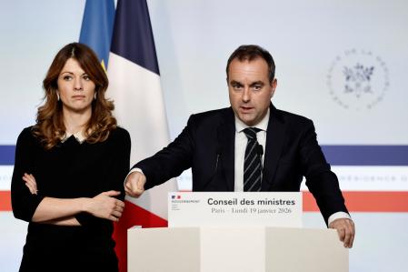 El primer ministro francés, Sébastien Lecornu, habla junto a la portavoz del gobierno francés, Maud Bregeon.&nbsp;