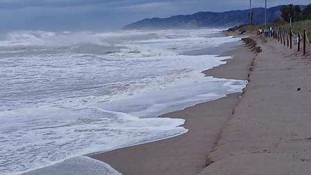 El temporal se come la playa de Gavà.