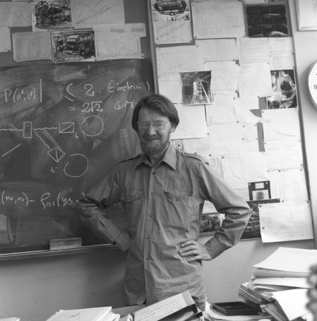 El físico John Bell, en el CERN, en junio de 1982.