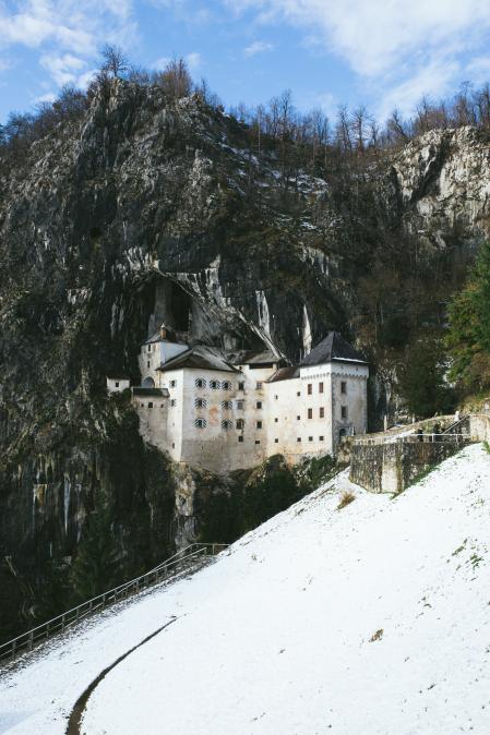 El castillo Predjama esconde túneles y laberintos secretos
