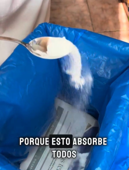 La 'tiktoker' echa bicarbonato a un periódico viejo colocado en el fondo del cubo