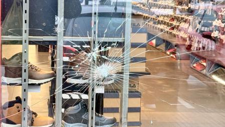 En Palafrugell, han intentado romper el escaparate de una tienda.