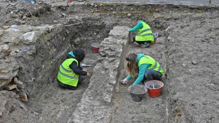 Arqueólogos italianos excavando uno de los gruesos muros del edificio