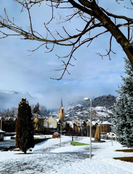 Postal blanca de invierno en Esterri d'Àneu.