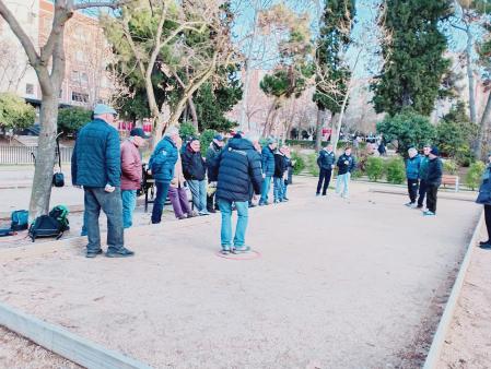 Jugando a la petanca en el parque Calero de Madrid.
