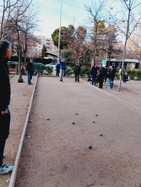 Jugando a la petanca en el parque Calero de Madrid.