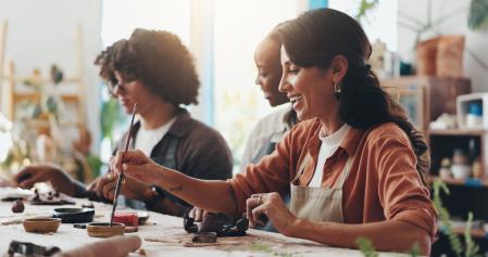 Taller artesanal de pintar cerámica