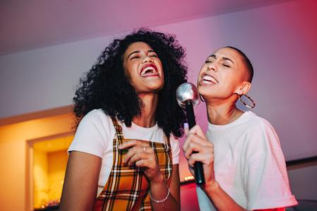 Una noche de 'karaoke' con tu mejor amiga