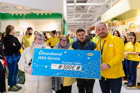 Coincidiendo con la apertura, Ikea ha entregado un cheque valorada en 300 euros al primer visitante.