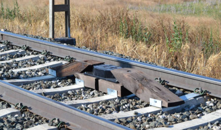 El sistema ASFA consiste en unas balizas dispuestas en la vía que el tren lee y que activan un mecanismo que detiene el convoy si el agente de conducción no respeta lo que indican las señales.