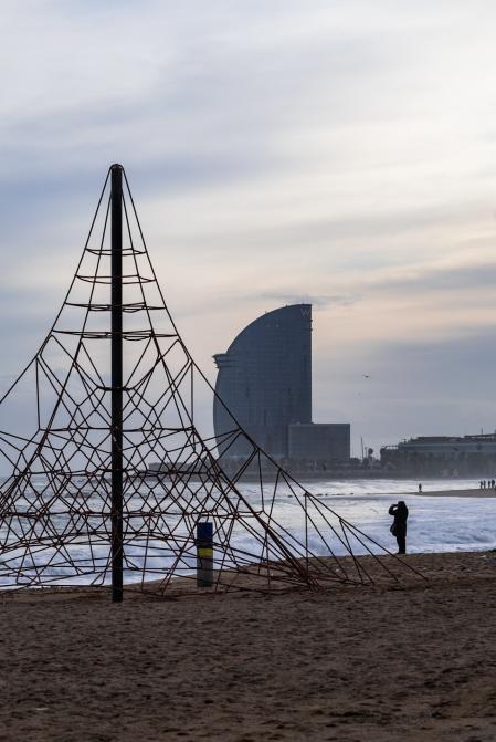 Surf en las playas de Barcelona en pleno temporal.